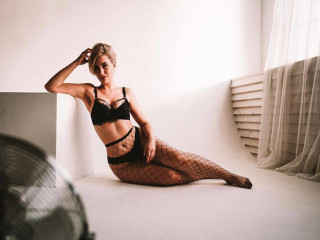 LisaDiamond - Unglaublich sexy Blondine mit großen grauen Augen.